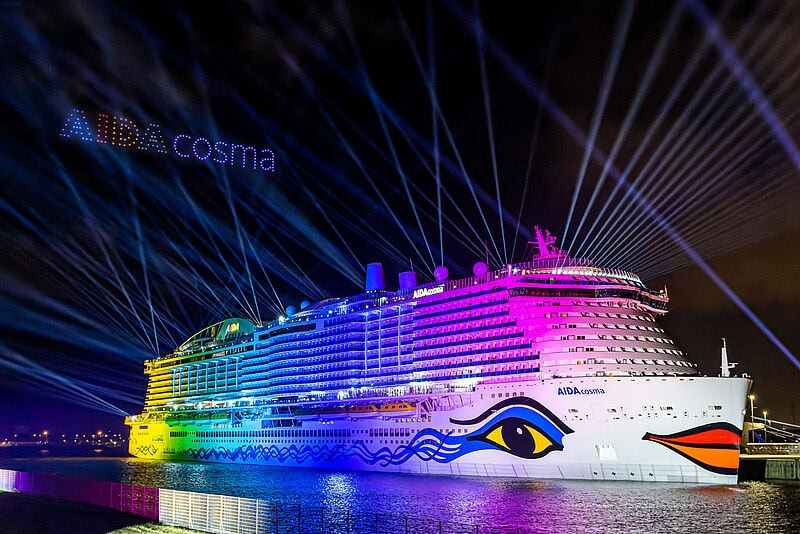 Mit einer Lichtshow wurde die Aida Cosma im Hamburger Hafen getauft