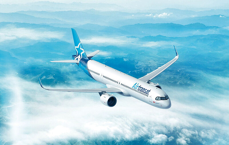 Flugzeug von Air Transat in der Luft