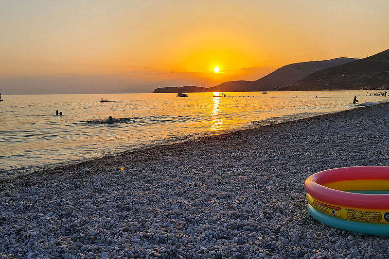 Kiesstrand im Sonnenuntergang