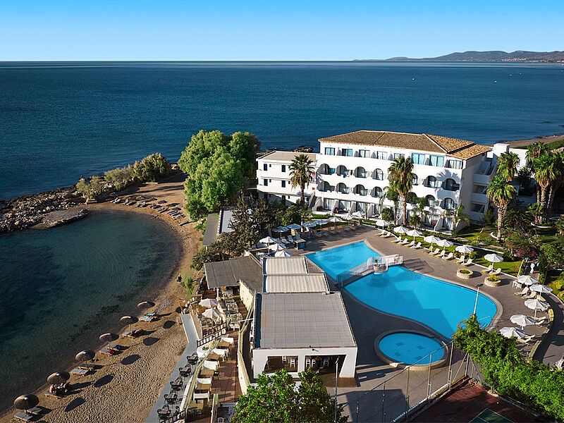 Luxuriöses Strandhotel an der Ägäis mit großem Pool, Palmen und direktem Zugang zum feinsandigen Privatstrand