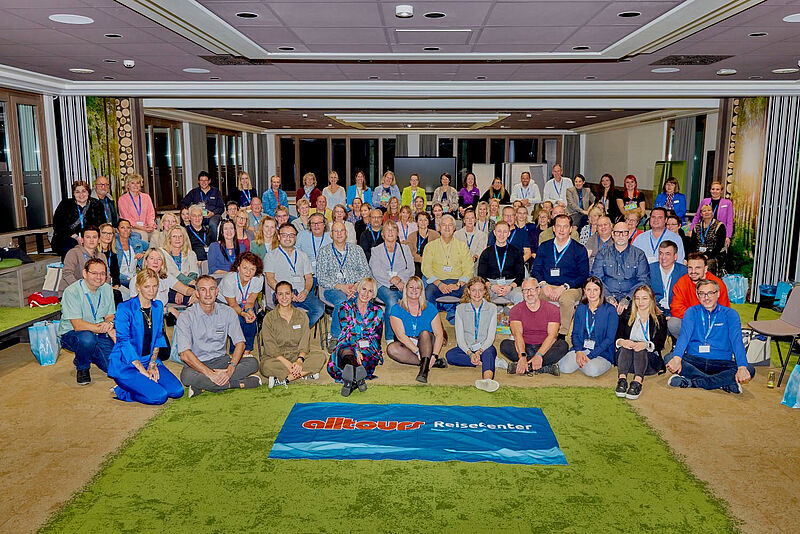 Viele Reiseexperten auf einem Gruppenfoto