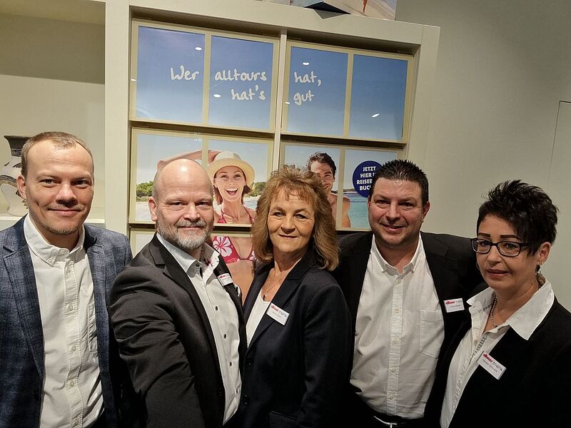 Die Reiseexperten (von links) Samuel Biniaszczyk, Michael Engelhard, Kerstin Hans, Harald Neudert und Gabriele Schwenk freuen sich über ihren neuen Arbeitsplatz