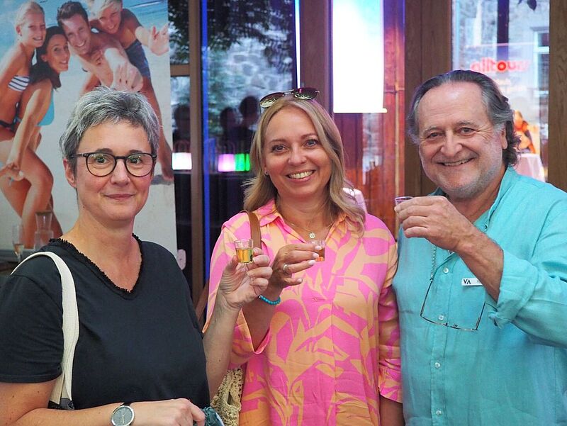 Christina Herdt und Anja Oranien vom Reisebüro Reiseland daS. Reisen in Fritzlar stoßen an mit Alltours Partner Francisco „Paco“ Carmona der Valentin Hotels (von links). Foto: Alltours