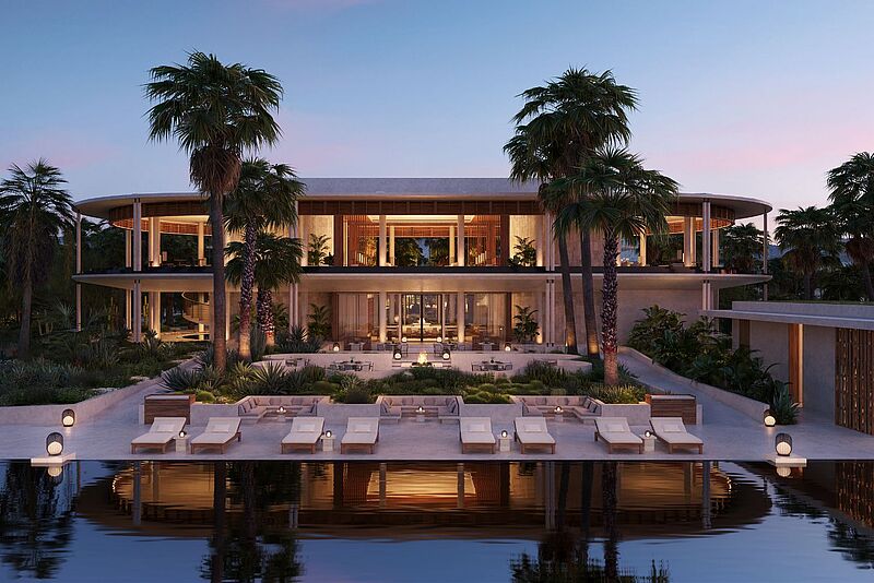 Modernes zweistöckiges Luxusresort mit Infinity-Pool, Palmen und Liegestühlen in der Abenddämmerung, stimmungsvoll beleuchtet.