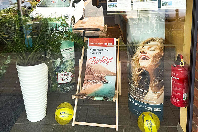 Liegestuhl mit Türkei-Aufdruck im Schaufenster eines Reisebüros