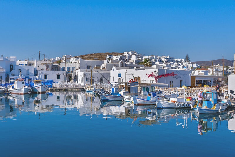 Hafen eines griechischen Dorfes mit Schiffen im Sommer