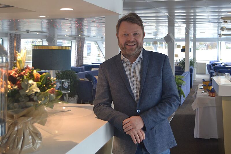 Christian Kaatz, Geschäftsführer von Anton Götten Reisen, steht in der Lounge des Flusskreuzfahrtschiffs Symphonie
