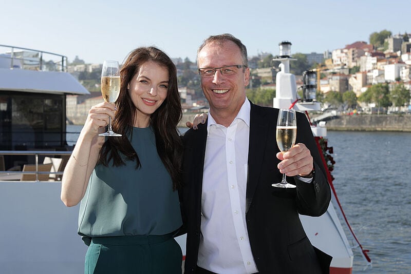 Arosa-Markenbotschafterin Yvonne Catterfeld und Geschäftsführer Jörg Eichler werden am 14. Mai auf die Arosa Sena anstoßen