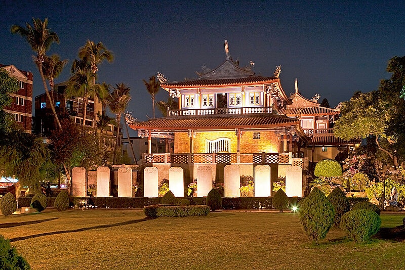 Großes, beleuchtetes Haus in einer Parkanlage in Tainan in der Dunkelheit