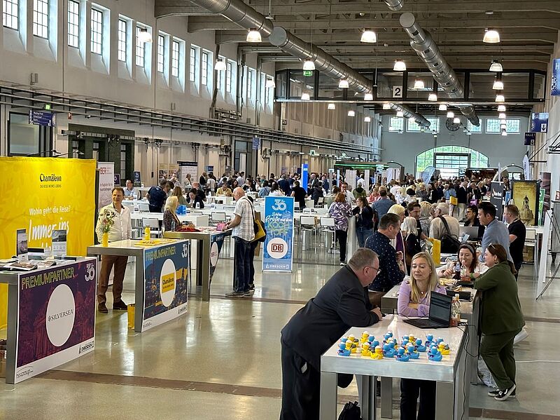 Auch bei Reisemessen sind Außendienstler vor Ort, wie hier bei der TSS-Jubiläumstagung