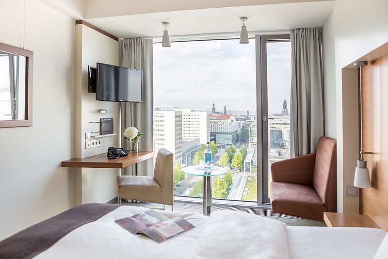 Von einem Hotelzimmer sieht man auf die Dresdener Altstadt