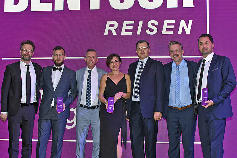 Strahlende Gewinner (von links): Christian Hauk (Bentour Reisen), Serdar Ilgar (Marti Reisen), Hasan und Melek Aydeniz (Aydeniz Reisen), Mehmet Demir (Magic Tours), Dieter Reiser (Bentour) und Mustafa Murat Demir (Magic Tours)