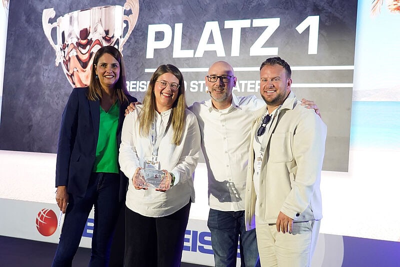 Menschen auf der Bühne während einer Preisverleihung