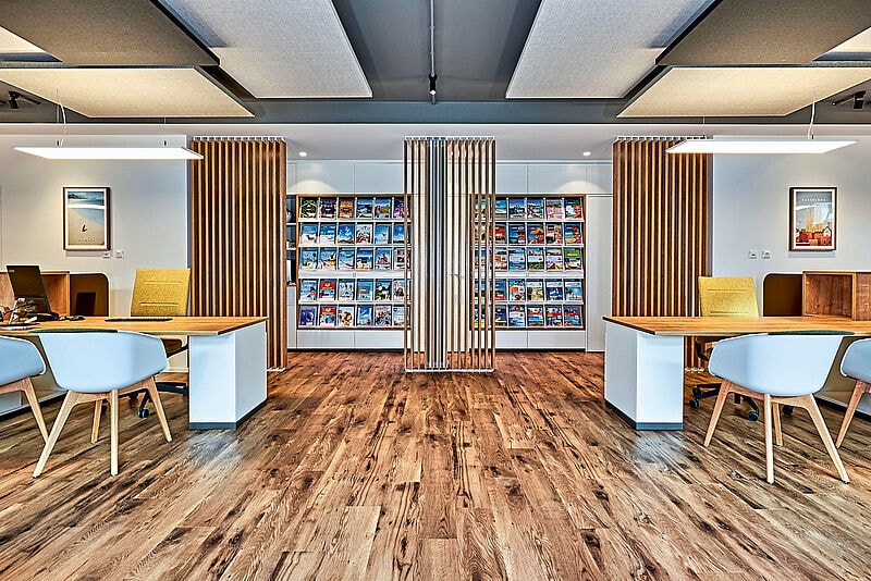 Die komplette Einrichtung des Büros ist in warmen Tönen gehalten