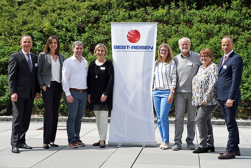 Der neue Best-Aufsichtsrat plus Vorstand (von links): Frank Winkler, Antje Landwehr, Dennis Hänsdieke, Gaby Schlichenmaier, Heike Schiller-Balzer, Erich Schuster, Ute Marx, Cornelius Meyer. Foto: Best-Reisen