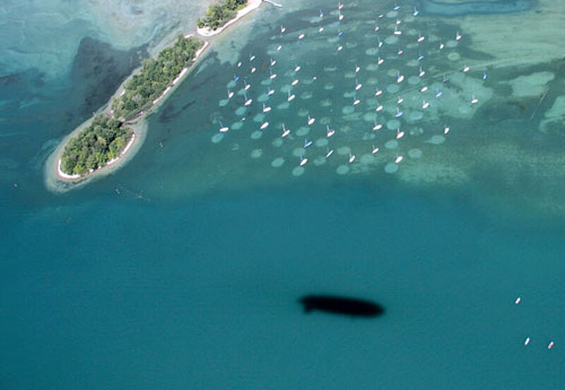 Sieht aus wie ein U-Boot: der Schatten des Zeppelins auf dem Bodensee. Foto: cs