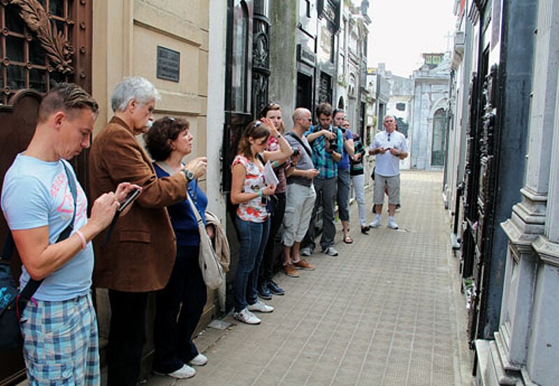 Touristengruppe am Grab der ...