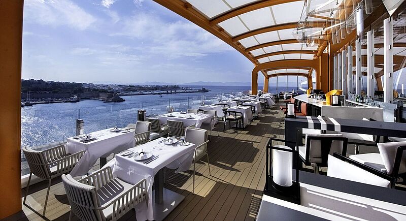 Eine Attraktion von Celebritys Edge-Class-Schiffen: der Magic Carpet an der Außenwand