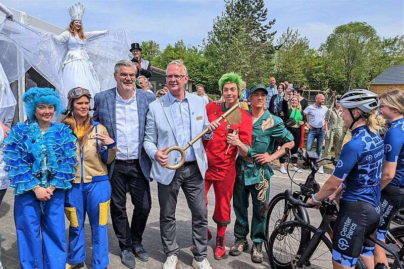 Die Center-Parcs-Maskottchen stehen Deutschland-Geschäftsführer Frank Daemen und Robert van der Kas, General Manager des Center Parcs Eifel, zur Seite. Foto: ah