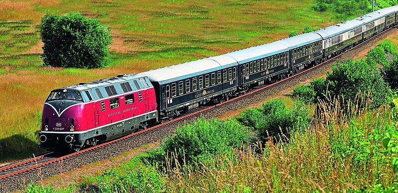 Der Classic Courier von DNV-Tours ist stets gemütlich auf Schienen unterwegs