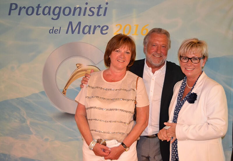 Top im FIT-Geschäft bei Costa: Annegret und Rüdiger Heise von Mare Reisen mit Alexandra Lösche, Manager Gruppen & Online bei Aida und Costa (rechts)
