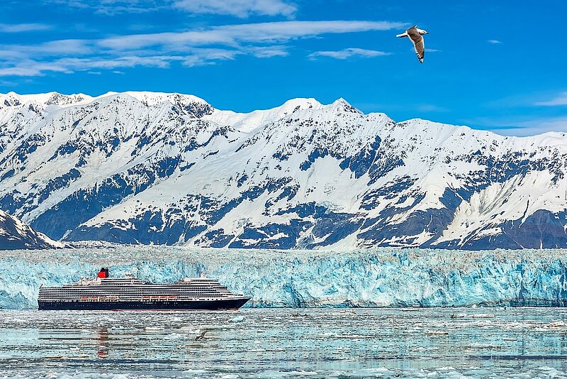 Die Queen Elizabeth vor dem Hubbard-Gletscher