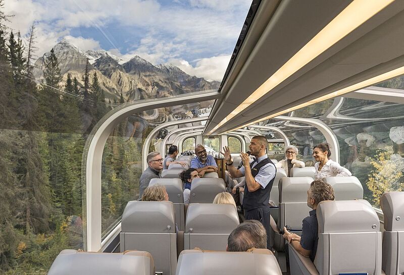 Große Glaskuppelfenster bieten Gästen des Rocky Mountaineer freie Sicht auf die Rockies