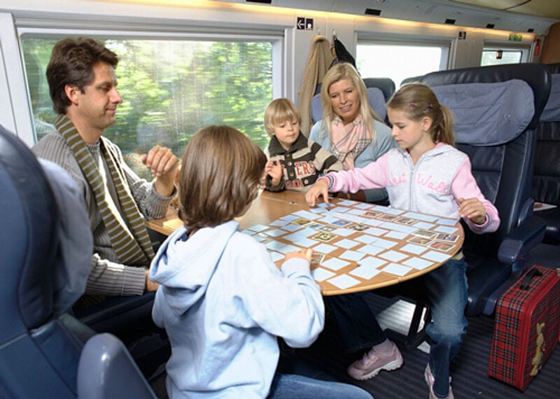 Familien können im Sommer mit der Bahn günstiger fahren.