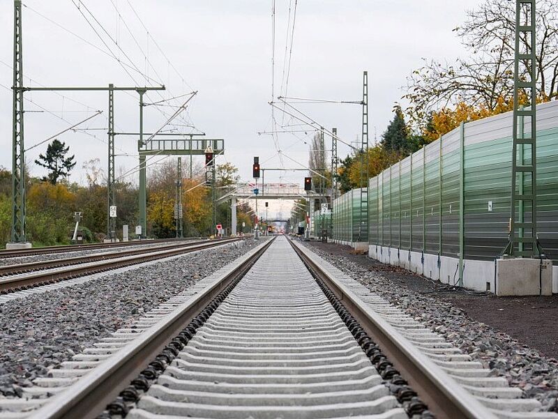 Gleise der frisch sanierten Riedbahn