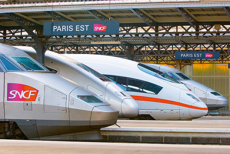 ICE- und TGV-Schnellzüge stehen nebeneinander im Bahnhof Paris Est