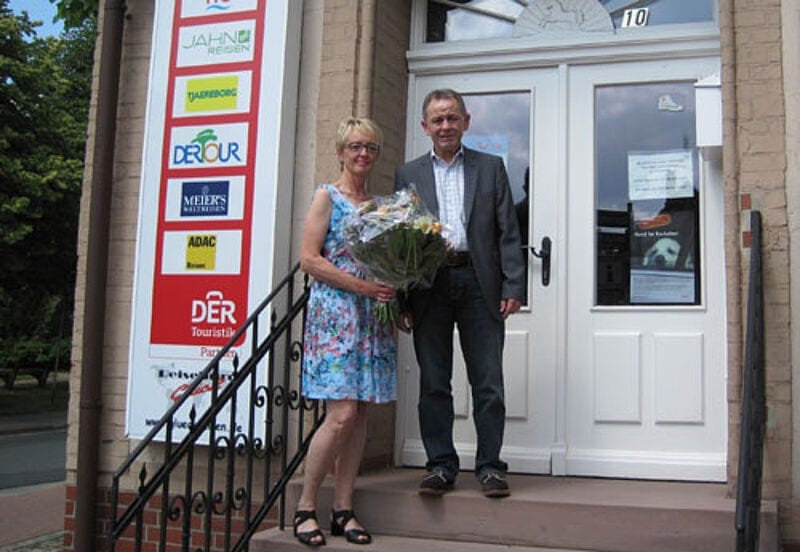 Wirbt gerne mit dem Logo der DER-Touristik: Sabine Glück vom Reisebüro Glück in Hermannsburg mit Protours-Außendienstleiter Jürgen Zielinski