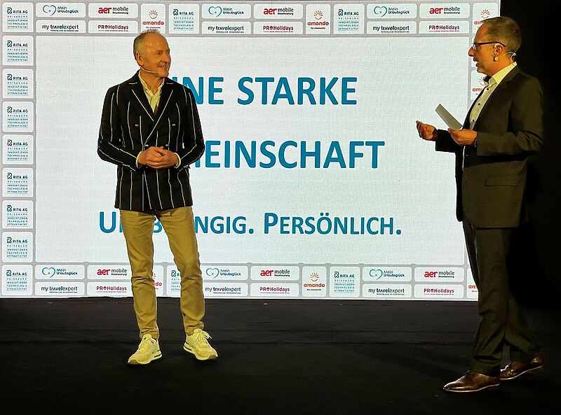 Karl Pojer, seit Januar Chef der DER Touristik Hotels & Resorts, im Gespräch mit Kurt Koch, CEO der Rita AG, auf dem Podium der Jahrestagung des Spezialisten für mobilen Reisevertrieb im Aldiana Side