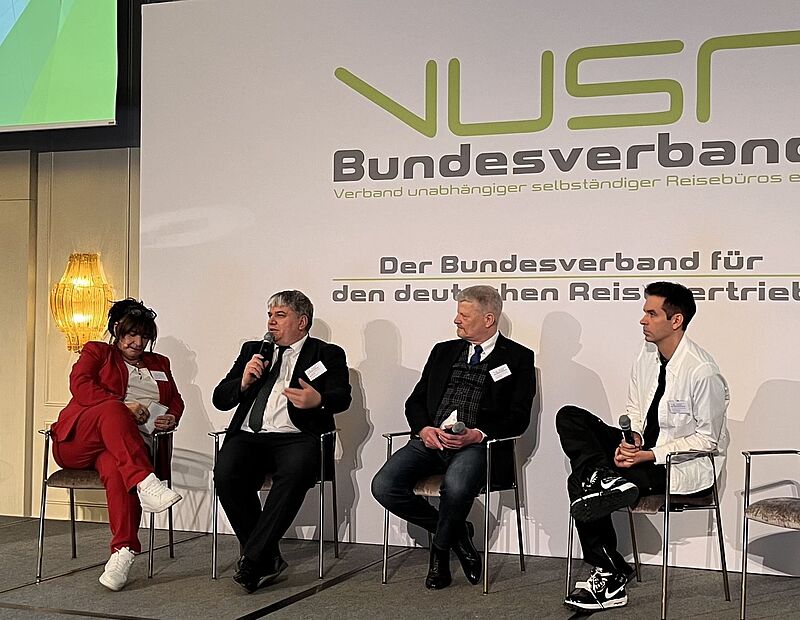 Auf der VUSR-Bühne VUSR-Chefin Marija Linnhoff, TUI-Justiziar Dietrich Kressel und Timo Kohlenberg, Geschäftsführer von America Unlimited