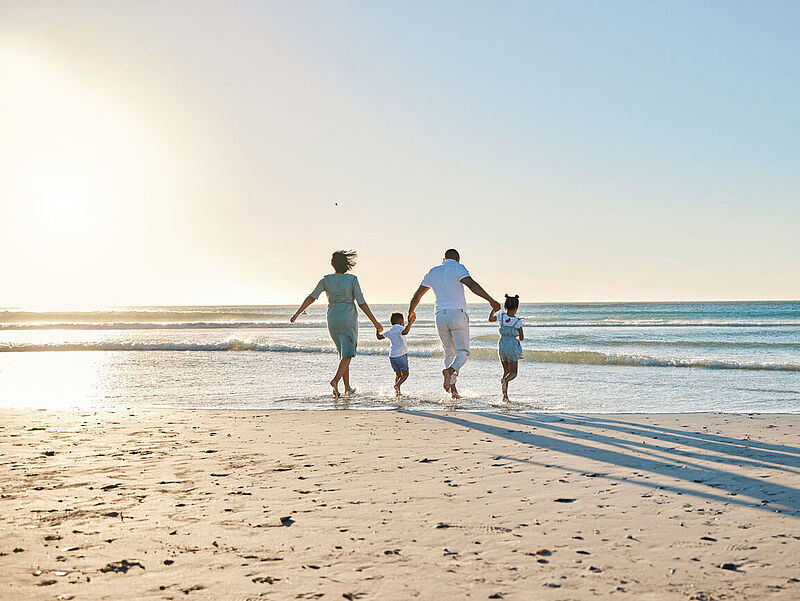 Familie Hand in Hand am Strand