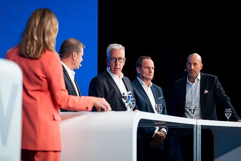 Diskutanten auf einem Podium beim DRV-Kongress 2024 in Berlin