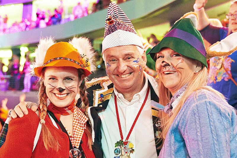 Menschen in Kostüm auf einer Karnevalsveranstaltung in einer Mehrzweckhalle