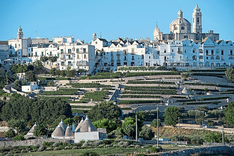 Oben das historische Zentrum, darunter Weinberge und historische Trulli-Rundhäuser: Locorotondo zählt zu den schönsten Orten Apuliens