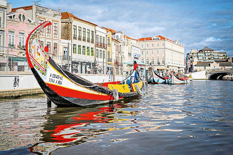 Bunte Boote im Kanal Wasser