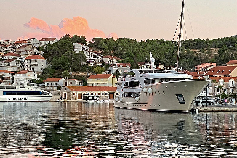 Die Nicko Princess im Hafen von Jelsa auf der Insel Hvar