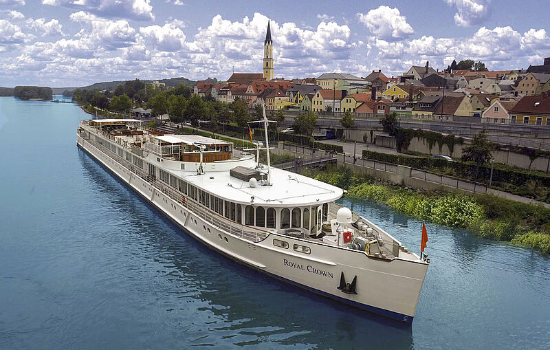 Flusskreuzfahrtschiff am Anleger