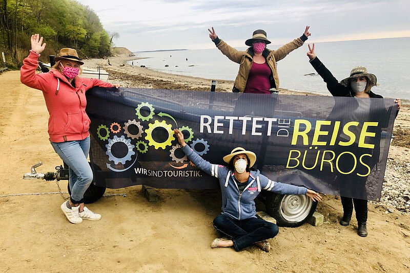 Reiseverkäuferinnen vom Reisencenter Rosenstadt in Eutin demonstrieren heute in Kiel