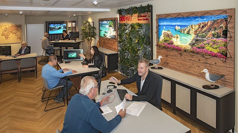 Kunde lassen sich im Reisebüro beraten