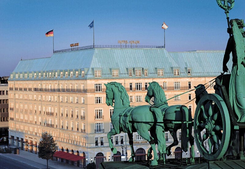 Im neuen Deluxe-Katalog „Europäische Metropolen“ findet sich auch das Adlon in Berlin