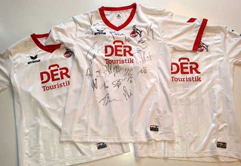 Drei Shirts für eine gute Sache: DER Touristik versteigert Trikots des 1. FC Köln