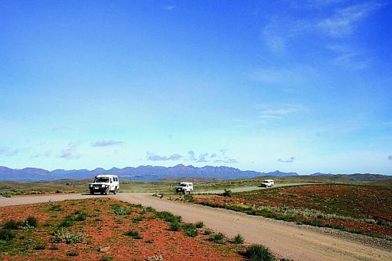 Auch die Fahrt auf der Schotterpiste verliert ihren Schrecken in der Gruppe und unter kundiger Anleitung. Foto: pra