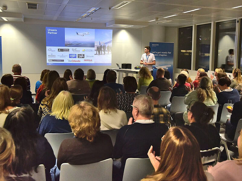 Reisebüros sitzen in einem Konferenzraum und hören einem Vortrag zu