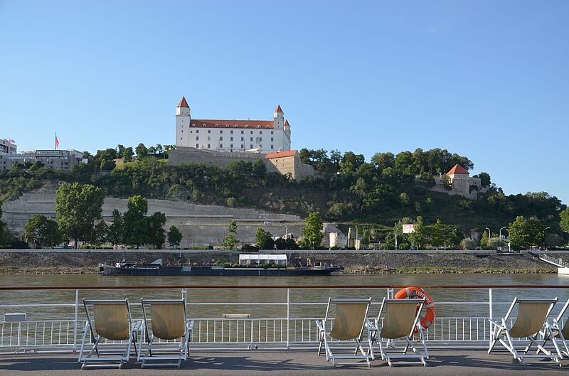 Arosa legt bei den Donau-Kreuzfahrten nun in der slowakischen Hauptstadt Bratislava an, im Bild die Burg