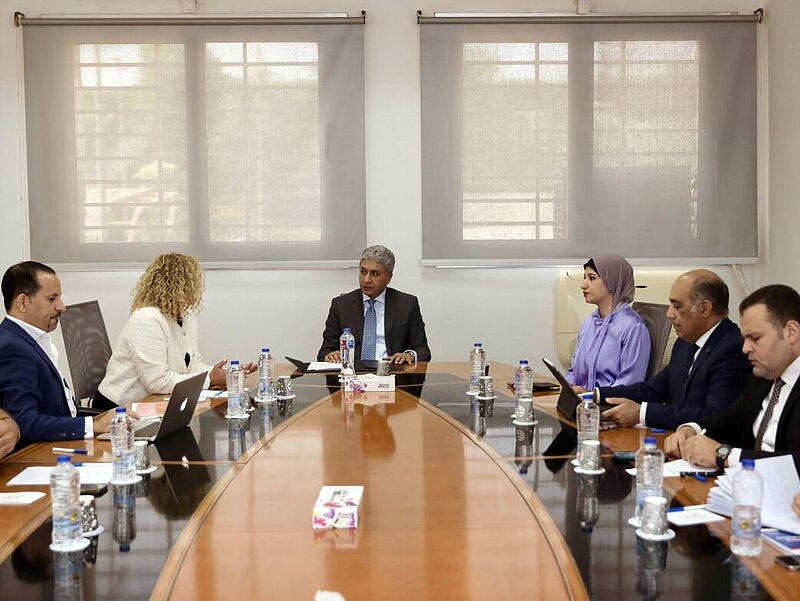 Geschäftsführung von ETI an einem Tisch mit dem ägyptischen Tourismusminister Sherif Fathi Attia