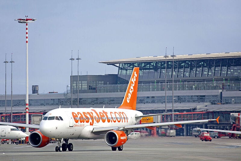 Flugzeug von Easyjet auf einem Rollfeld auf dem Flughafen Hamburg