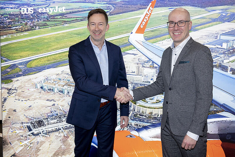 Lars Redeligx vom Flughafen Düsseldorf und Stephan Erler von Easyjet schütteln die Hände